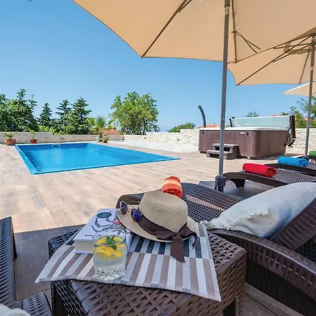 Four Bedroom Holiday In Mihatovici *