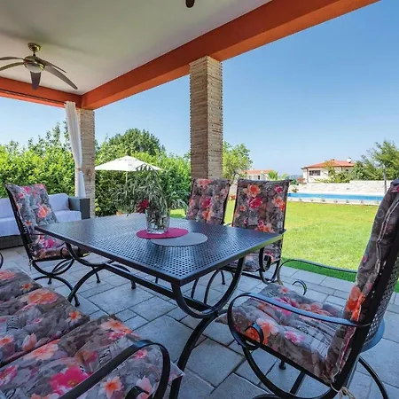 Four Bedroom Holiday In Mihatovici Vakantiehuis Nova Vas (Porec)
