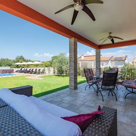 Four Bedroom Holiday In Mihatovici *